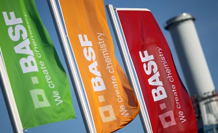 Логотип немецкого химического гиганта BASF виден на флагах, развевающихся перед штаб-квартирой компании в Людвигсхафене, Германия.Фотограф: Дэниел Роланд/ AFP через Getty Images