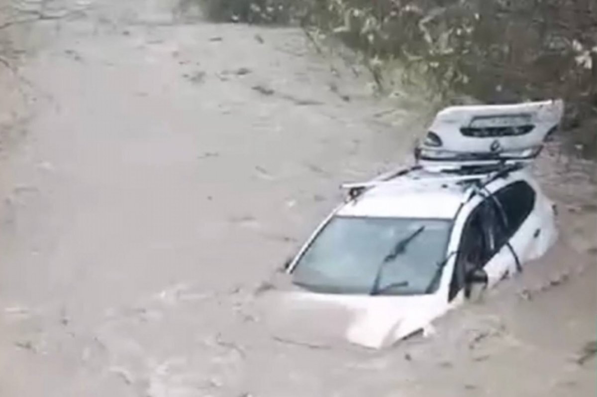    В Геленджике автолюбитель утопил машину, когда пересекал реку