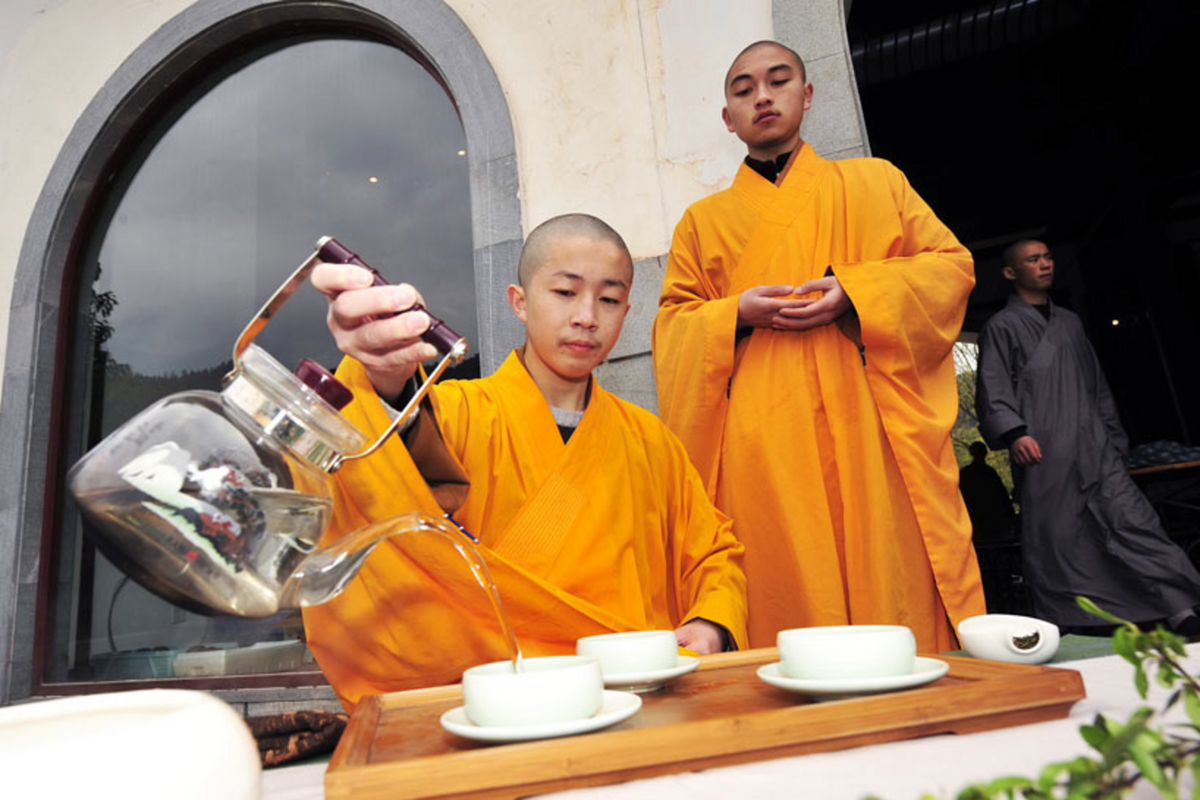 Монахи едят мясо. Буддистский монах Тибет. Чайная церемония Тибет. Буддистские монахи китайские буддийские. Чай и Чань буддизм.