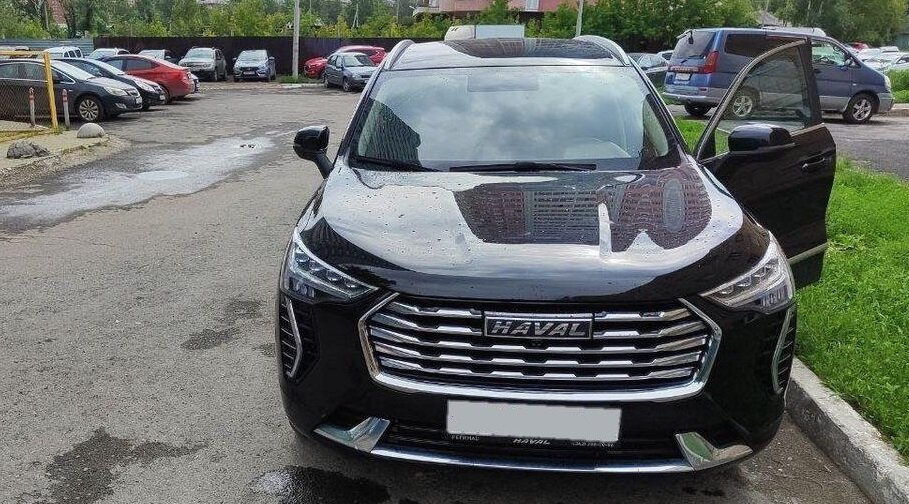 Haval Jolion в России продаётся с 2021 года. На старте продаж в 2021 году цены стартовали с отметки 1 289 000 руб., теперь таких цен нет даже близко, теперь цены стартуют с отметки 1 949 000 руб.