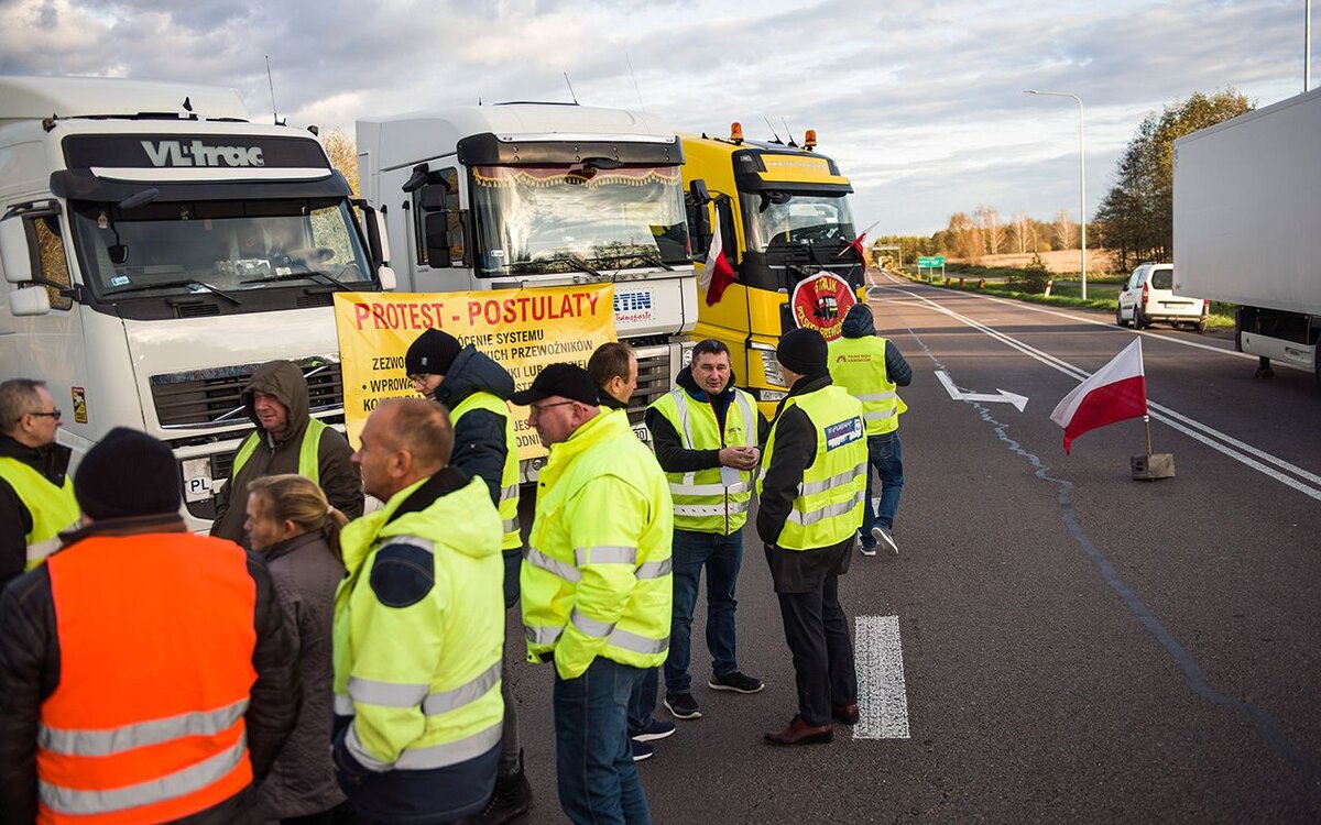    Польские перевозчики заблокировали движение через КПП «Дорохуск — Ягодин» на границе с Украиной ©ТАСС/Attila Husejnow/SOPA Images via ZUMA Press Wire