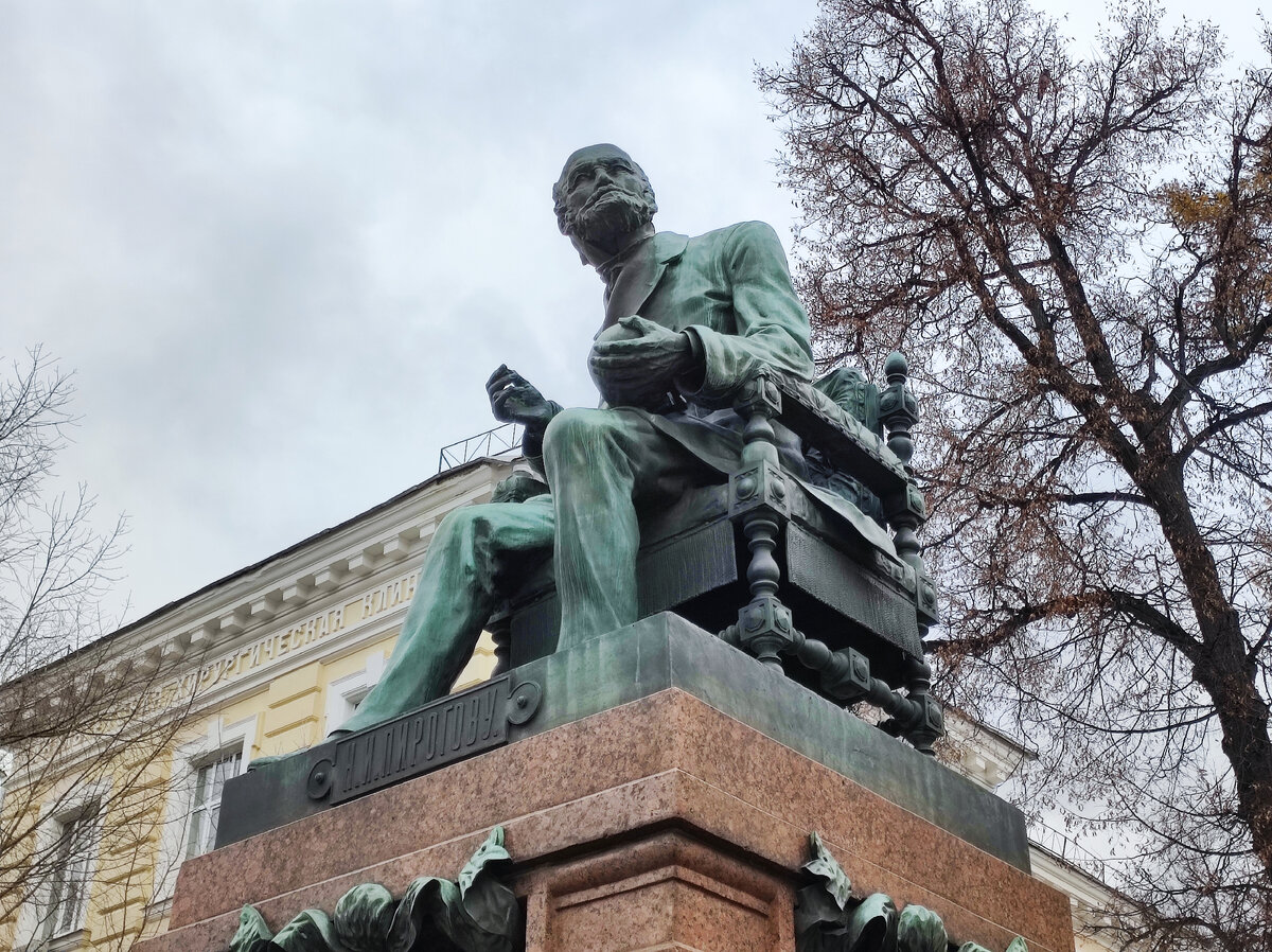 Памятник Николаю Пирогову в Москве на Большой Пироговской. Источник — dzen.ru/pa_myatnik