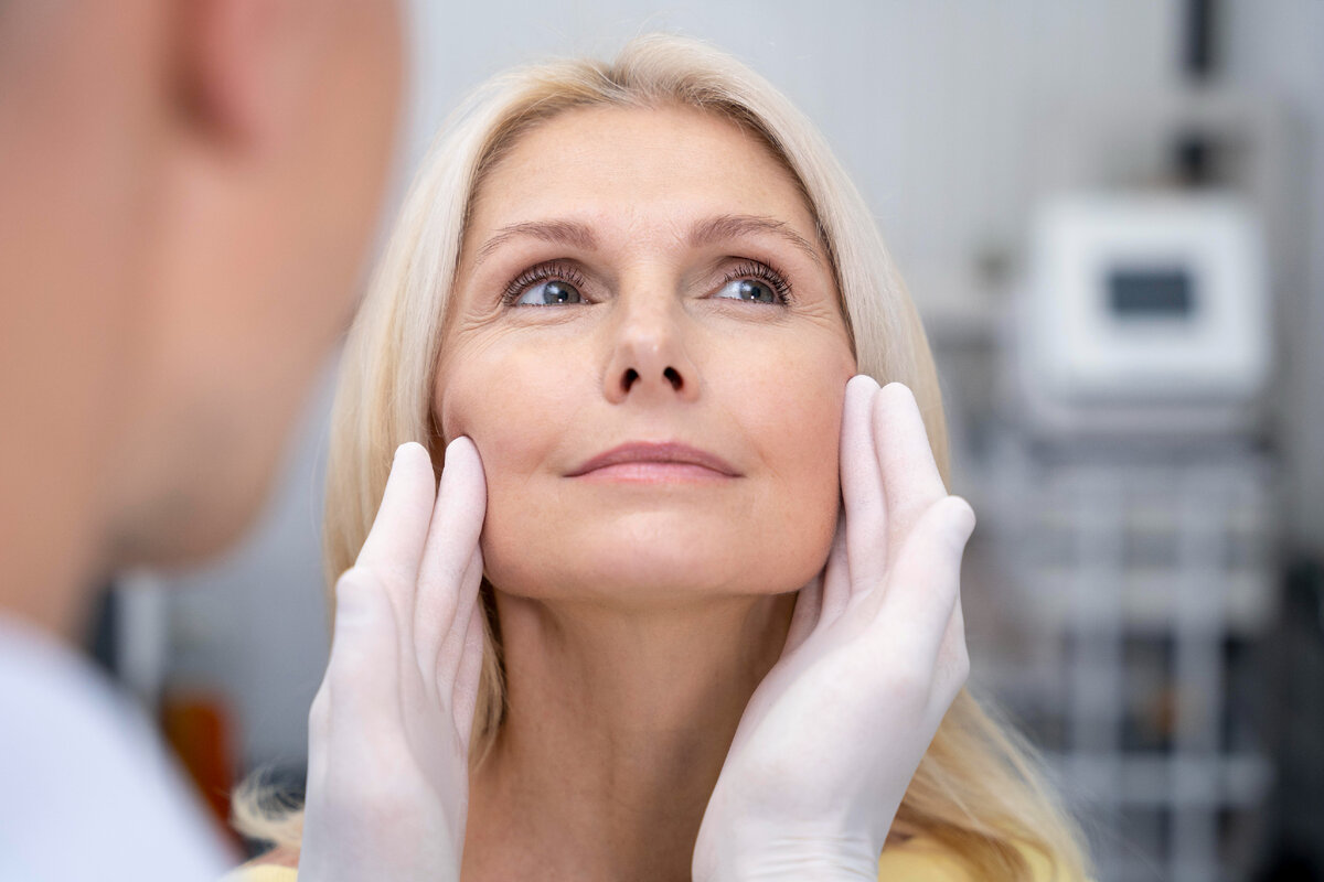 Изображение от <a href="https://ru.freepik.com/free-photo/close-up-doctor-checking-smiley-woman_18492660.htm#query=%D0%BE%D0%BC%D0%BE%D0%BB%D0%BE%D0%B6%D0%B5%D0%BD%D0%B8%D0%B5%20%D0%BB%D0%B8%D1%86%D0%B0&position=8&from_view=search&track=ais&uuid=45e69209-260d-4832-8410-7087cf13c5e4">Freepik</a>