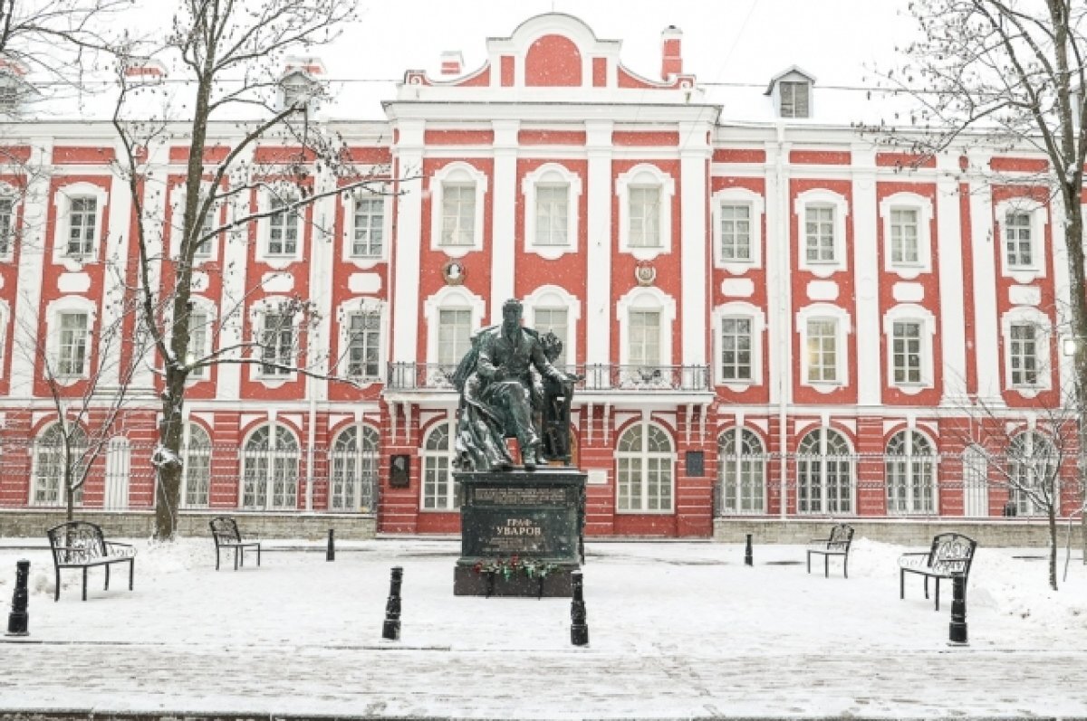    Памятник графу Уварову перед главным зданием СПбГУ открыли в Петербурге