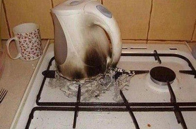 Вот такой примерно картину мы увидели на плите у Серёги. https://www.vzsar.ru/news/2015/12/29/mchs-vyzvali-iz-za-rasplavivshegosya-na-gazovoi-plite-elektrochainika.html