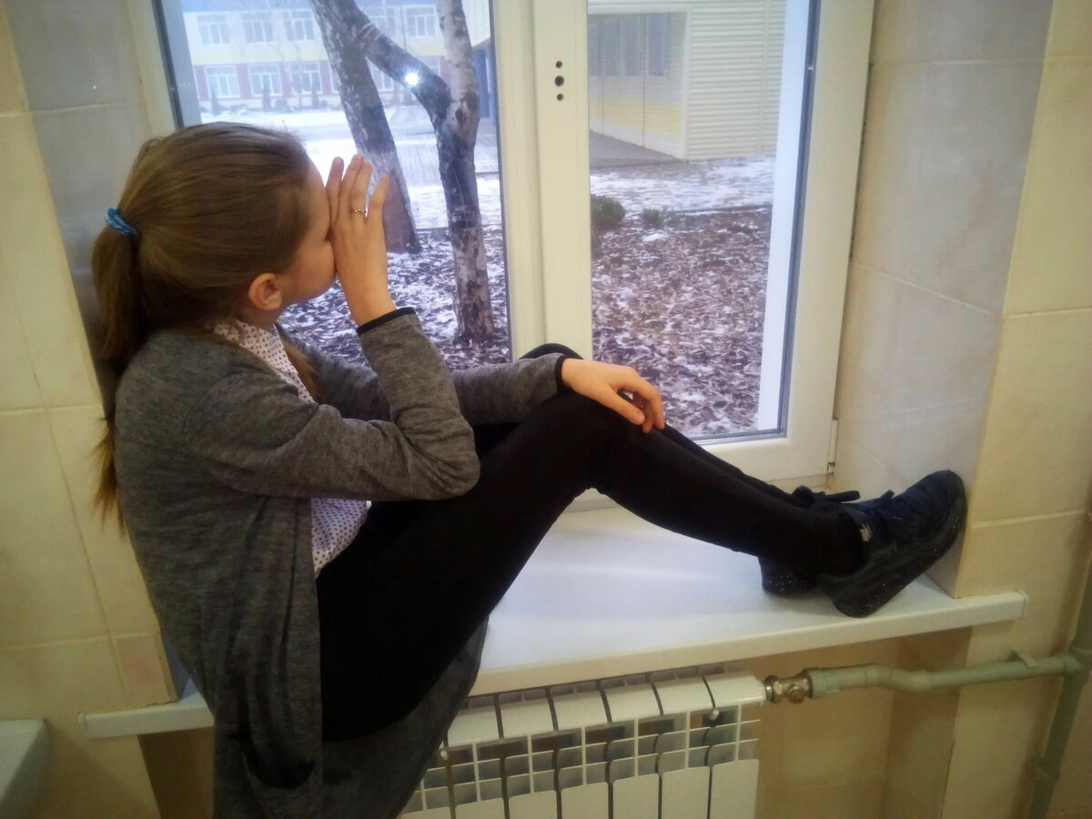 Интимки 14 летней. Школьница на подоконнике. Девочки 12 лет на подоконнике. Селфи на подоконнике девушек. Девочки на подоконнике в школе