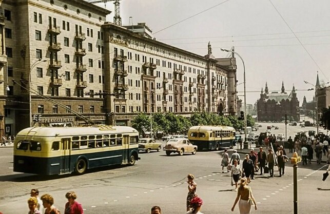 На улице Горького. 60-е годы