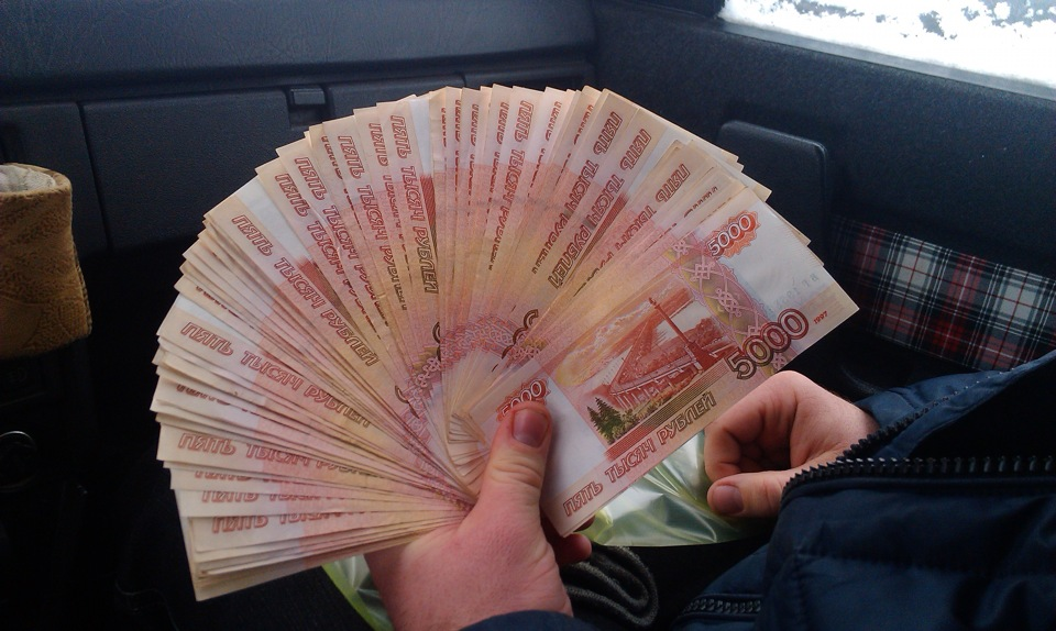 Долг 15 миллионов рублей. Пачка денег в руках. Много денег в руках. Много купюр в руке. Миллион рублей в руках.