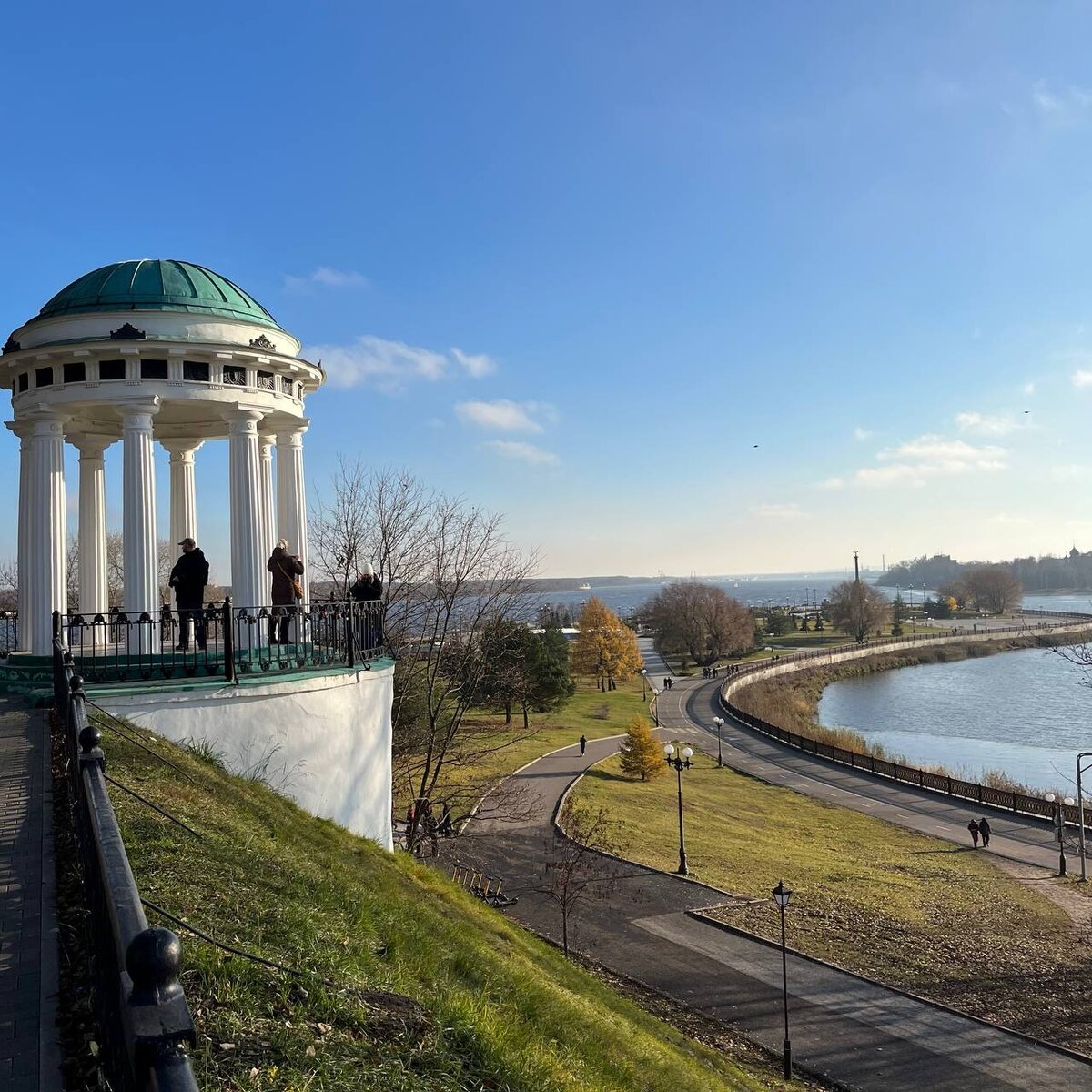 На набережной у места слияния Волги и Которсли, вид на стрелку. Фото сделано 4 ноября, погода была шикарная. 