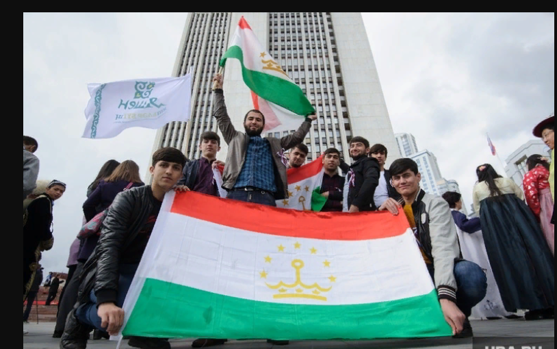 Что сейчас с таджиками в россии. Таджики в Таджикистане. Таджики с флагом Таджикистана. Таджики в России. Мигранты из Таджикистана.