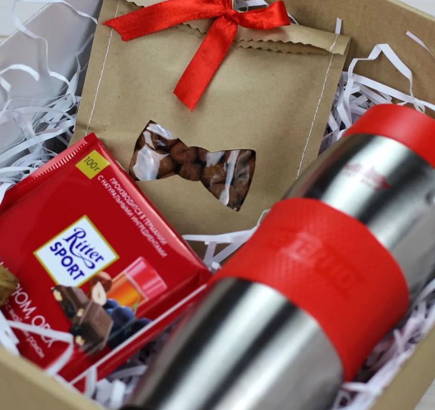 Фитнес подарки на новый год. Подарок термокружка в коробке. Корпоративные подарки мужчинам. Набор с термокружкой. Подарочный бокс с термокружкой.