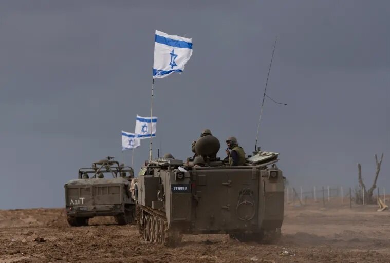 Израильские солдаты проводят маневры бронированных военных машин вдоль границы Израиля с сектором Газа на юге Израиля в понедельник, 20 ноября 2023 года [Фото AP / Охад Цвигенберг]