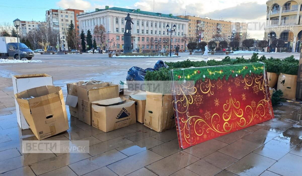    В Курске устанавливают главную областную ёлку