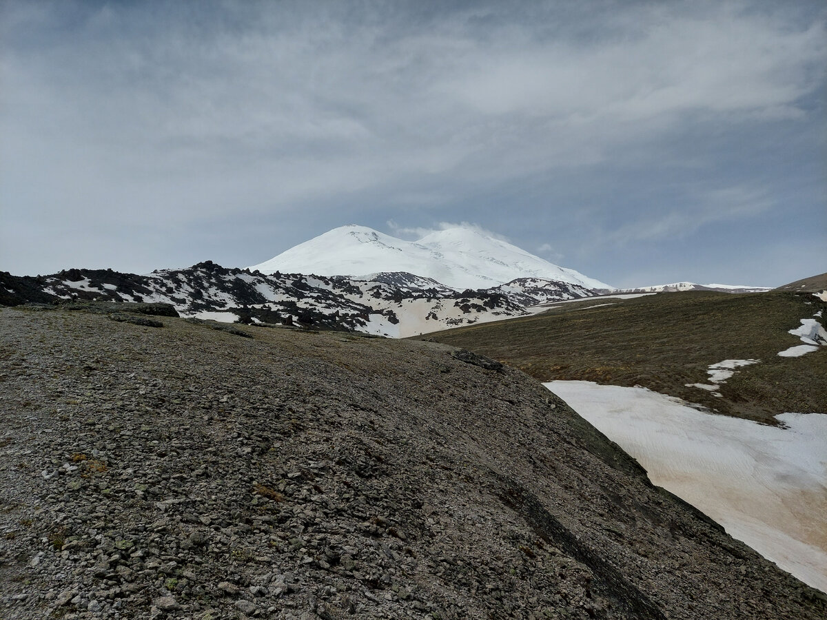 Вид на Эльбрус с каменных грибов. Восхождение с севера, июнь 2022 год.