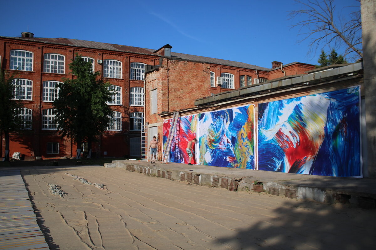 Инсталляция фрагментов картины В. Подшивалова "Любовь" арт-квартал Патефонка 2021 г