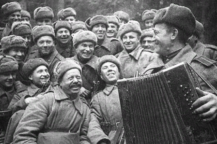 На снимке: в минуту фронтового затишья...
Фото из интернета.
