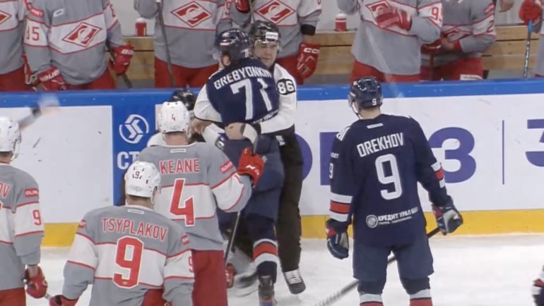    Форвард «Металлурга» Гребенкин подрался с защитником «Спартака» Рукавишниковым.