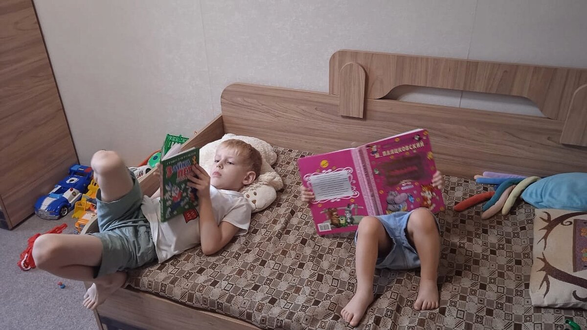 Вот так - каждому по книжке, и можно на полчасика детей "потерять". Один читает, вторая пока только на картинках знакомых животных ищет. 