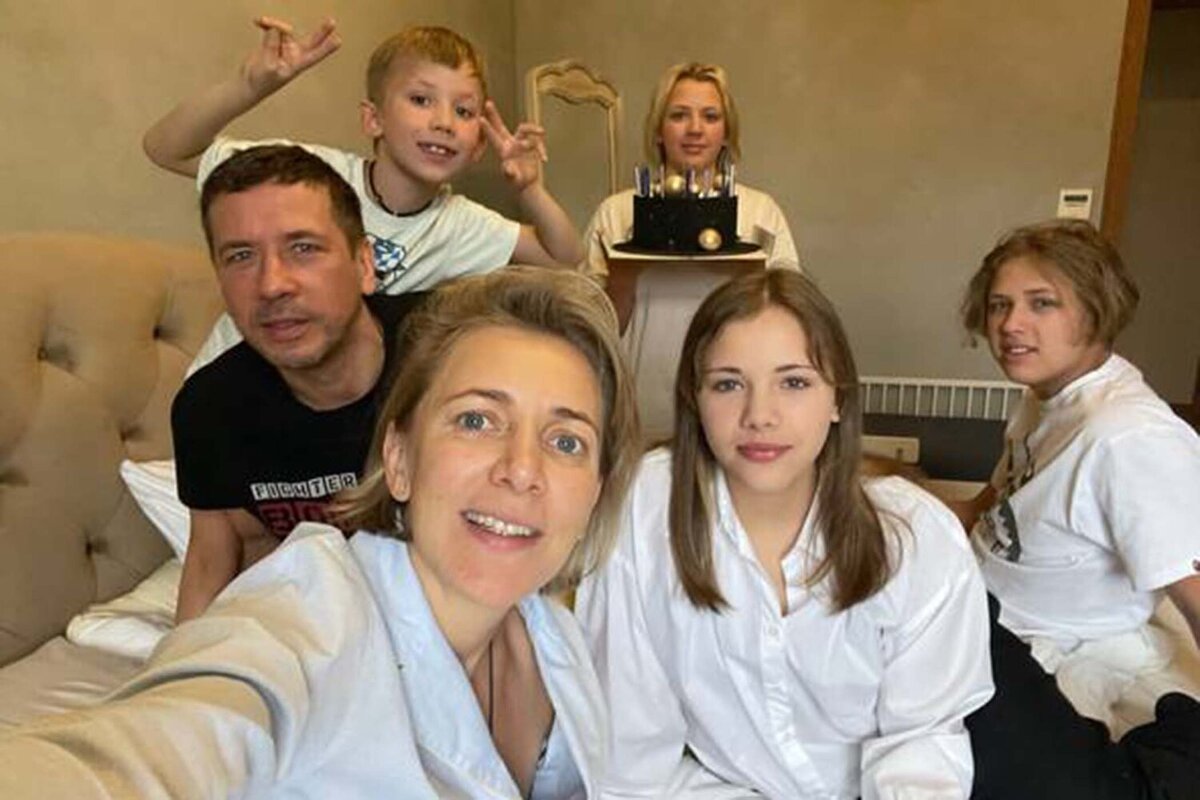 gazeta.ru (Андрей Мерзликин с женой и детьми)