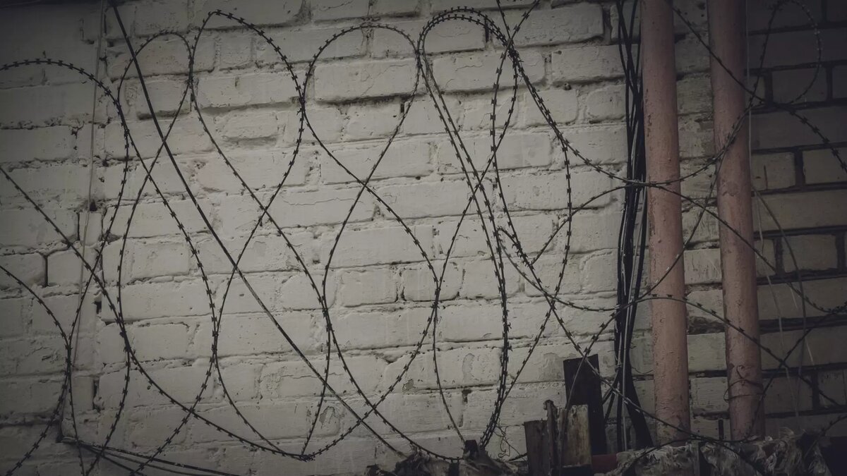     В тюменском СИЗО № 1 не хватает спальных мест для арестованных. Из-за переполненности камер они вынуждены спать на полу. Правда, необходимыми спальными принадлежностями обеспечены.