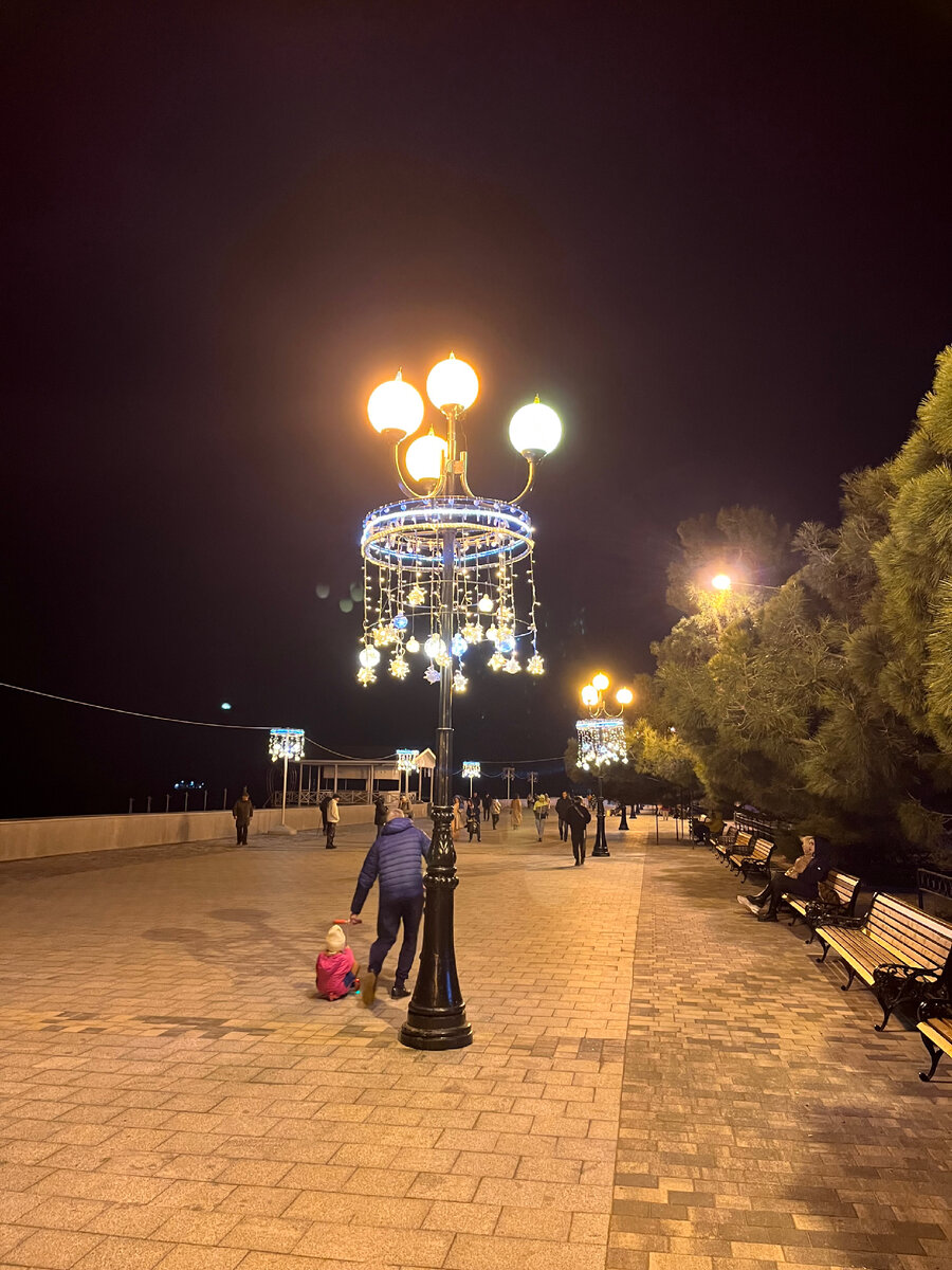 Фото автора. Набережная готова к новогодним праздникам. 