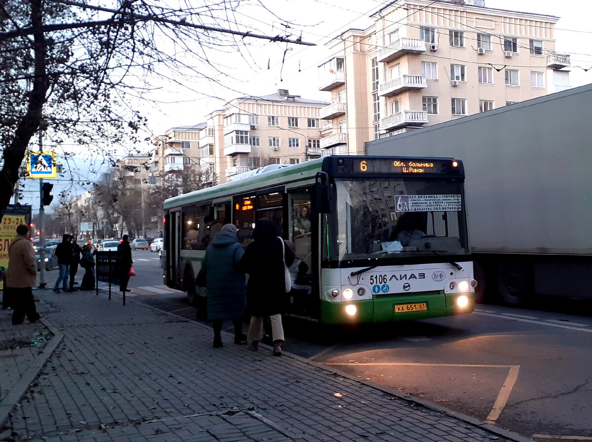 Автобус на остановке. Фото автора