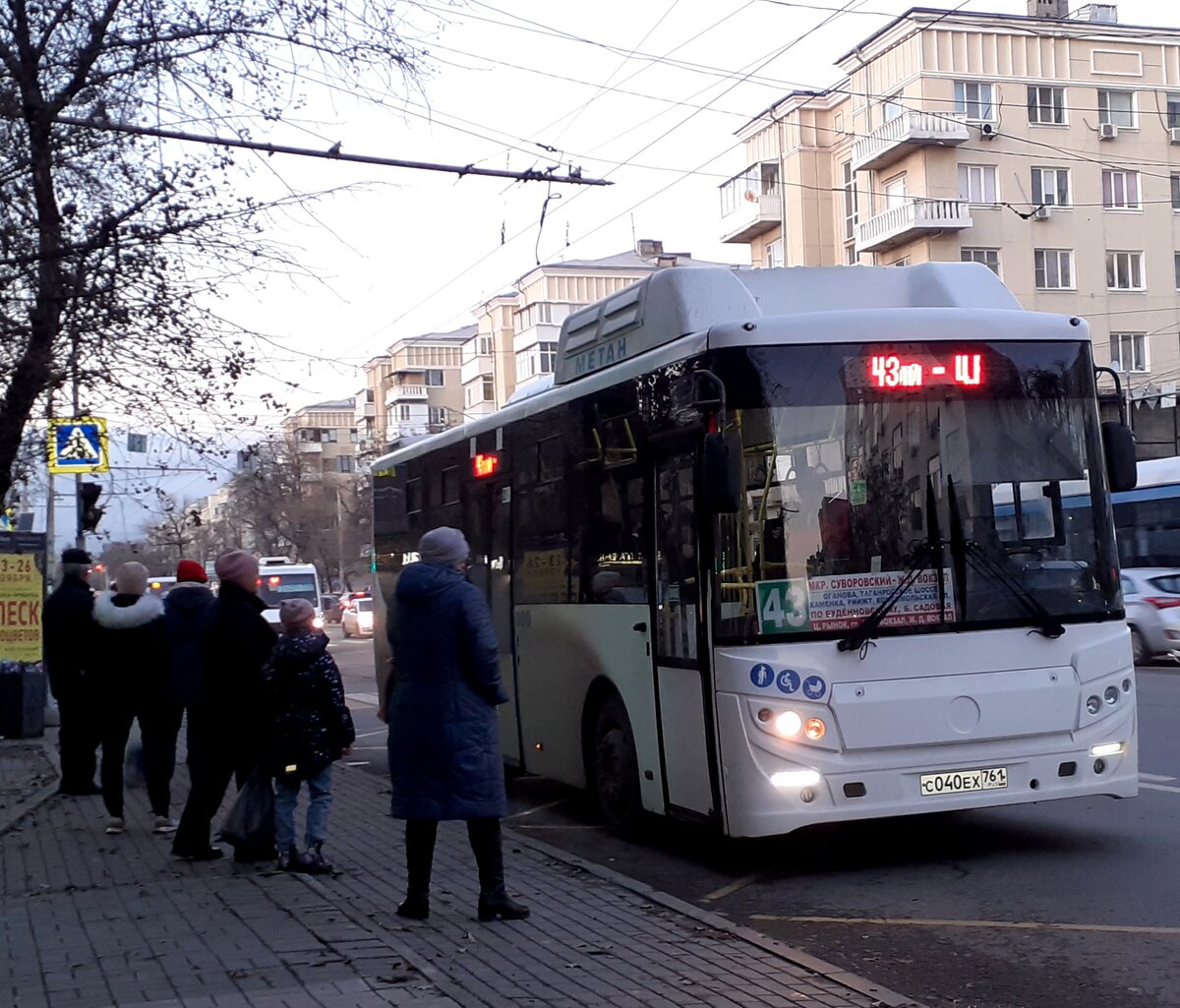 Автобус 43 на остановке. Фото автора.