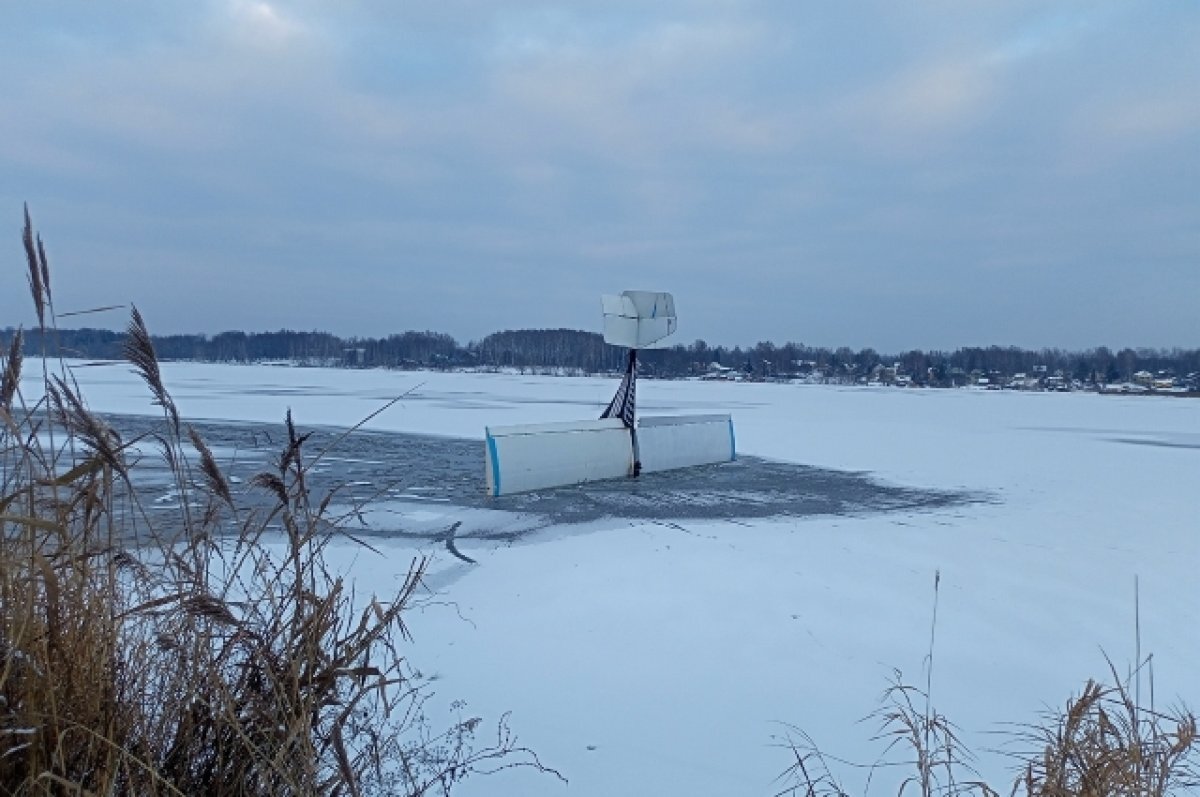    Легкомоторный самолет совершил жесткую посадку на Волгу в Тверской области