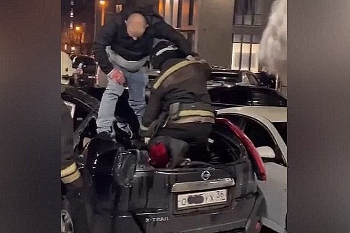 Парень в машине. Воронеже упал мужчина. Воронежец упал с 19 этажа и выжил. Мужчина выпал с 19 этажа воронеж. Парень упал с 19 этажа и выжил.