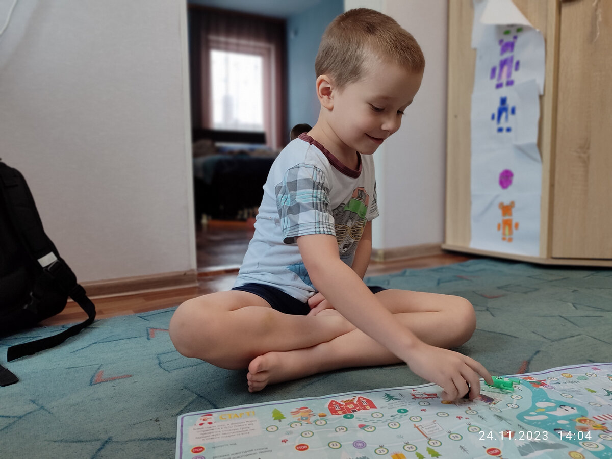 Вадя совершенно спокойно играет в настольную игру, хотя его три раза отбрасывало в самое начало игры