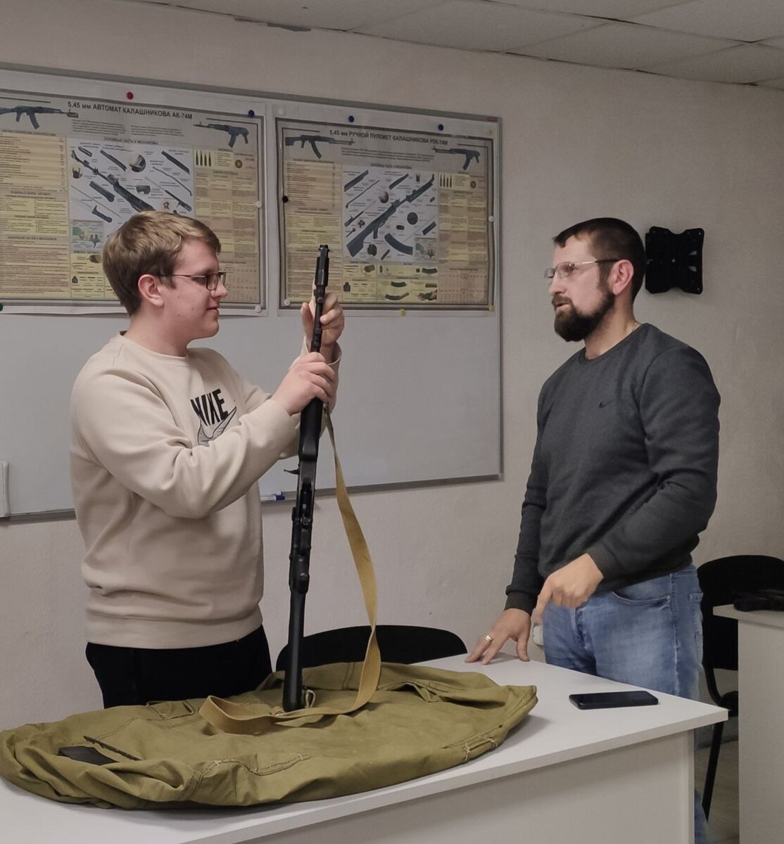 Казак учит сына как правильно обращаться с оружием