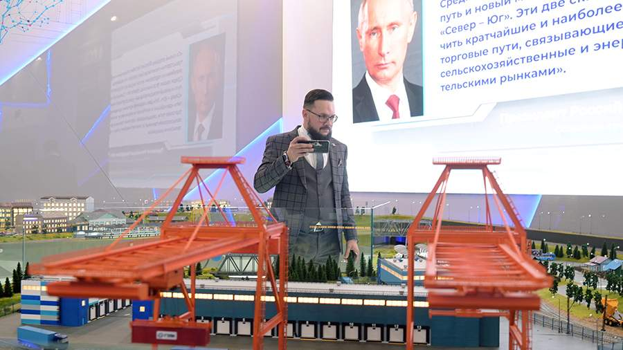 На фото- главный строитель будущего и России в движении, В. Путин
