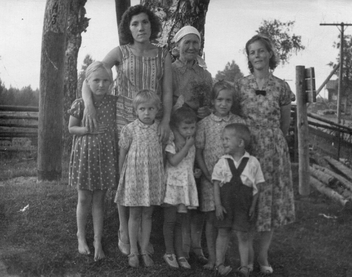 Фотография из архива Антонины Акимовны Виноградовой (Березиной), уроженки села Каргулино Белозерского района. Село было переселено и затоплено, как и Крохино