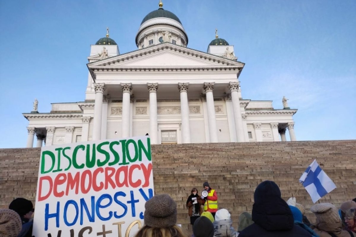    На Сенатской площади Хельсинки прошёл митинг против закрытия границ с РФ