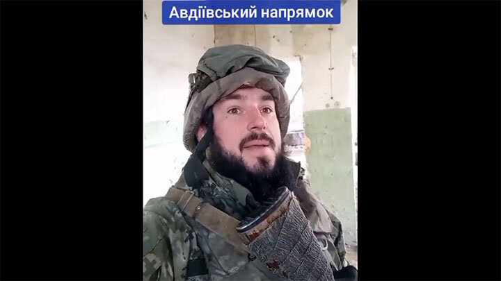 УКРАИНСКИЙ БОЕВИК, ЖАЛУЮЩИЙСЯ НА КОРРУПЦИЮ НА УКРАИНЕ И НЕХВАТКУ НА ФРОНТЕ ВСЕГО НЕОБХОДИМОГО. СКРИНШОТ КАДРА ВИДЕО T.ME/L0HMATIY