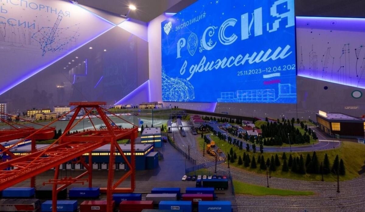     Экспозицию «Россия в движении». Источник: government.ru Автор фото: Минтранс России