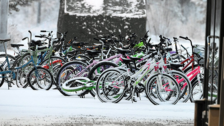 ПОСЛЕ ПЕРЕСЕЧЕНИЯ ГРАНИЦЫ С ФИНЛЯНДИЕЙ МИГРАНТЫ БРОСАЮТ ВЕЛОСИПЕДЫ И ДАЛЬШЕ ДОБИРАЮТСЯ КАК МОГУТ. ФОТО: IMAGO/JUSSI NUKARI/GLOBAL LOOK PRESS