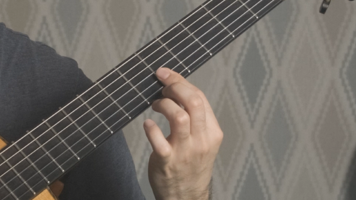 Прижимать баррэ старайтесь прямым пальцем ближе к концу лада.