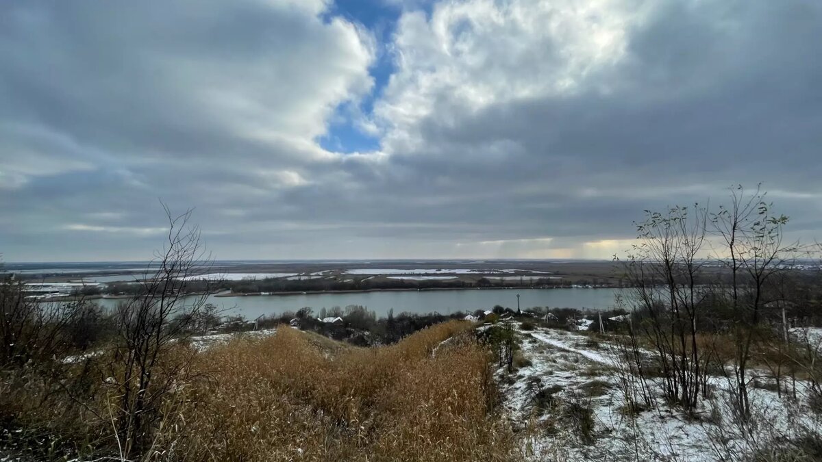     В Ростове-на-Дону с начала ноября выпало 2,32 месячной нормы осадков, об этом сообщил справочно-информационный портал «Погода и климат».