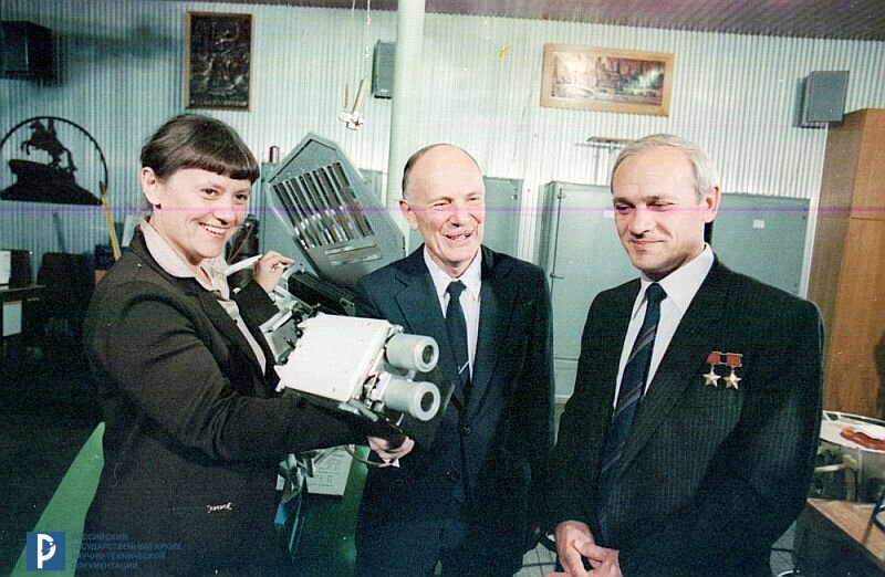 С.Е. Савицкая, академик Б.Е. Патон и В.А. Джанибеков в институте электросварки им. Е.О. Патона. Октябрь 1984 г. РГАНТД. Арх. № 1-4448 цв.