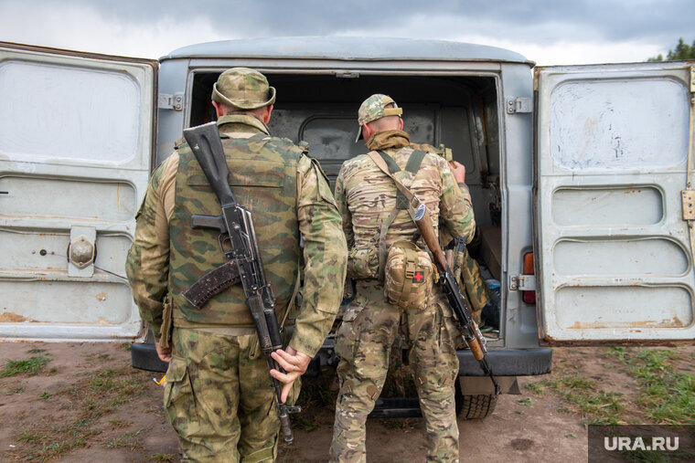    Военнослужащие попросили у Владимира Казакова улучшить защиту автомобилей