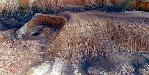 Вечномерзлые породы и вода на Марсе (фото НАСА)