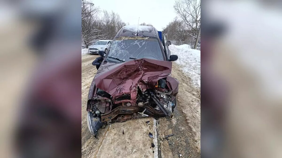     Раннее сообщалось, что при столкновении двух авто в Сарапуле пострадали шесть человек.