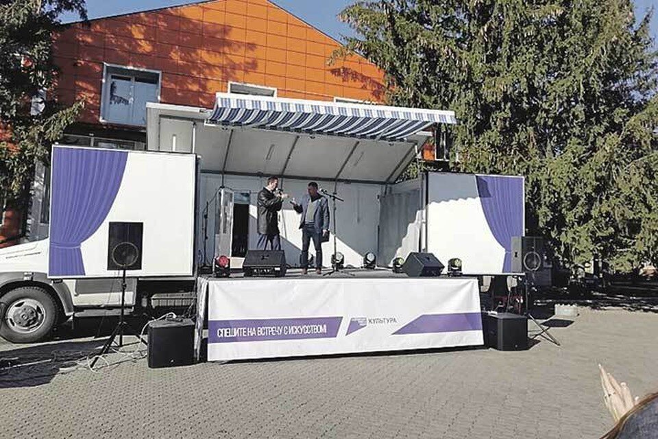    Автоклуб представляет собой обычный фургон, который на деле оказывается культурным трансформером, то есть может превратиться в библиотеку, кинотеатр, концертный зал или театральную сцену.