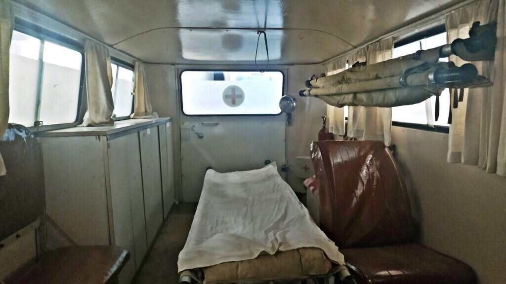 Салон медицинского РАФ-977 позволял подойти к лежащему на носилках больному с любой стороны.
