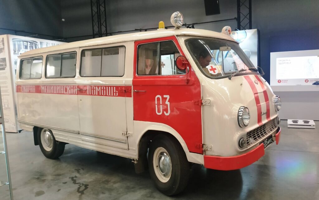 Медицинский «рафик» первым среди скорых помимо фонаря с красным крестом получил еще и проблесковый маячок – в те времена он был желтого цвета.
