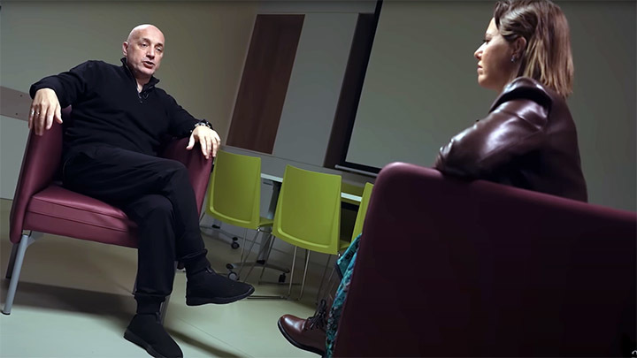 ЗАХАР ПРИЛЕПИН И КСЕНИЯ СОБЧАК. СКРИНШОТ КАДРА ВИДЕО YOUTUBE-КАНАЛА "ОСТОРОЖНО: СОБЧАК" 