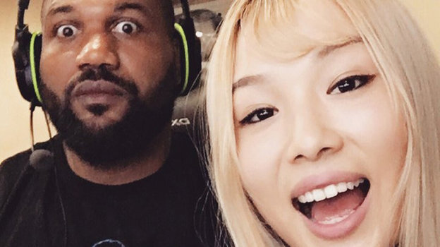 Рампэйдж Джексон с японской девушкой на стриме видеоигр. Фото Соцсети