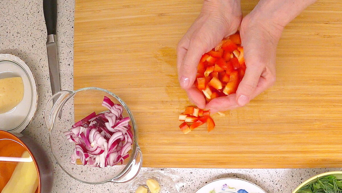 Одну небольшую луковицу (любого сорта, у меня крымская) нарезаем кубиками, полукольцами или четвертькольцами - как вам больше нравится. 
Половину среднего болгарского перца нарезаем квадратиками или полосочками. Складываем к луку.