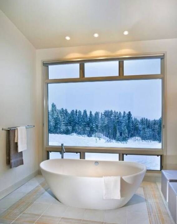 Ванна с большим окном